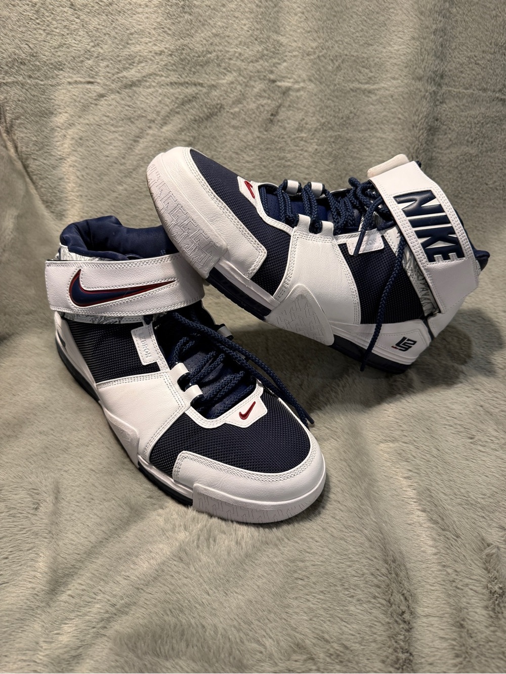 Nike LeBron Zoom 2 Midnight Navy Size 13M lightly worn no box